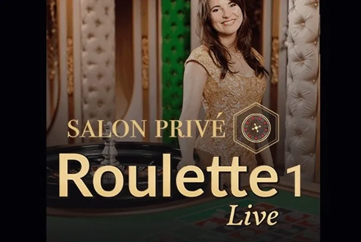 Roulette Casino: mulher sorrindo com uma roleta de cassino à frente 