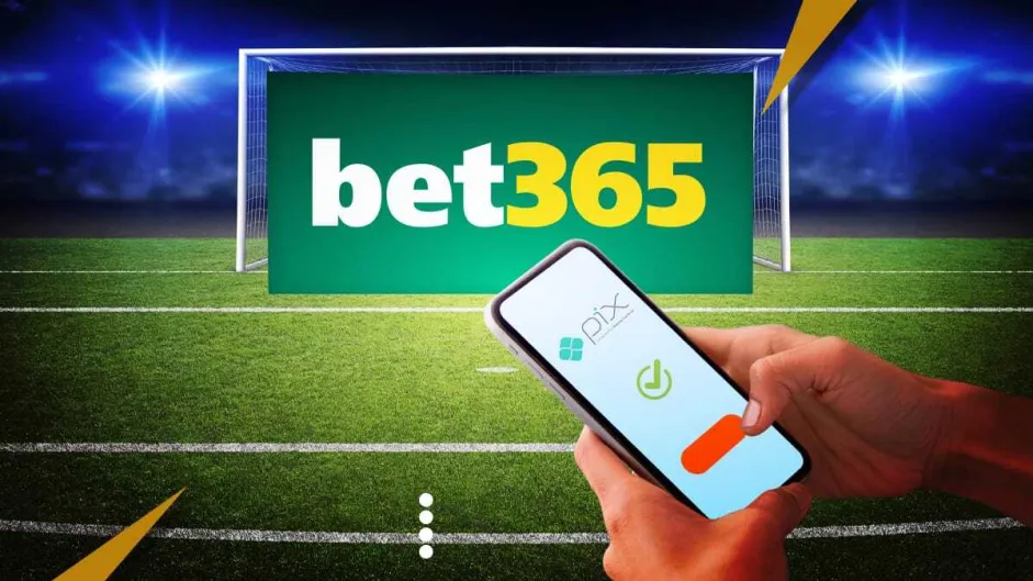 Imagem de uma pessoa segurando um celular e fazendo uma transferência, com um campo de futebol ao fundo e a palavra bet365 em frente ao gol