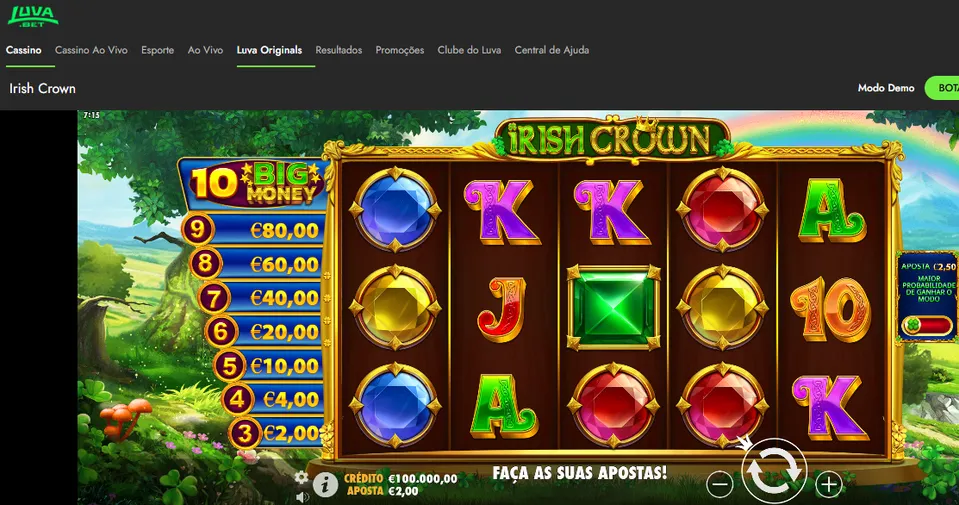 Banner promocional do jogo "Irish Crown" da Luvabet, com um leprechaun de chapéu verde ao fundo, arco-íris no céu e pedras preciosas coloridas ao redor, destacando o título dourado e verde em estilo celta com trevos e uma coroa.