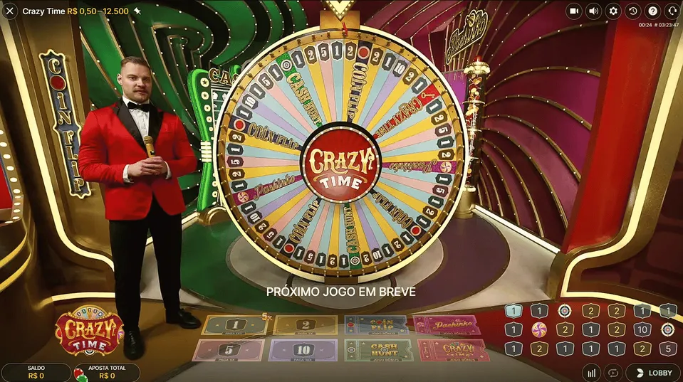 Crazy Time: jogo com apresentado ao vivo no canto esquerdo, uma roleta colorida no centro e partes douradas ao redor